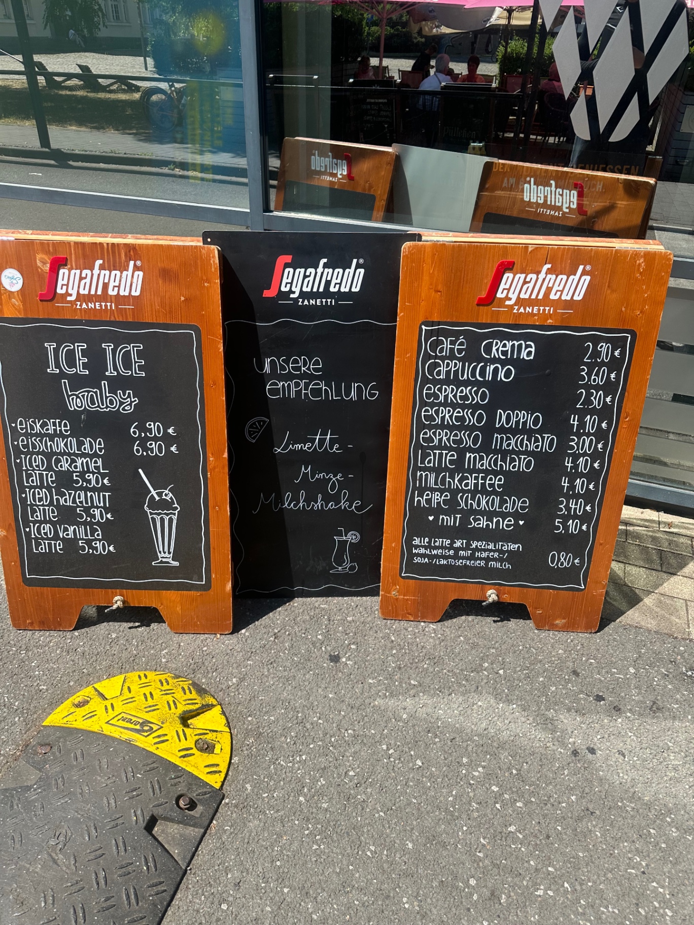 Segafredo-Tafel mit Kaffeespezialitäten