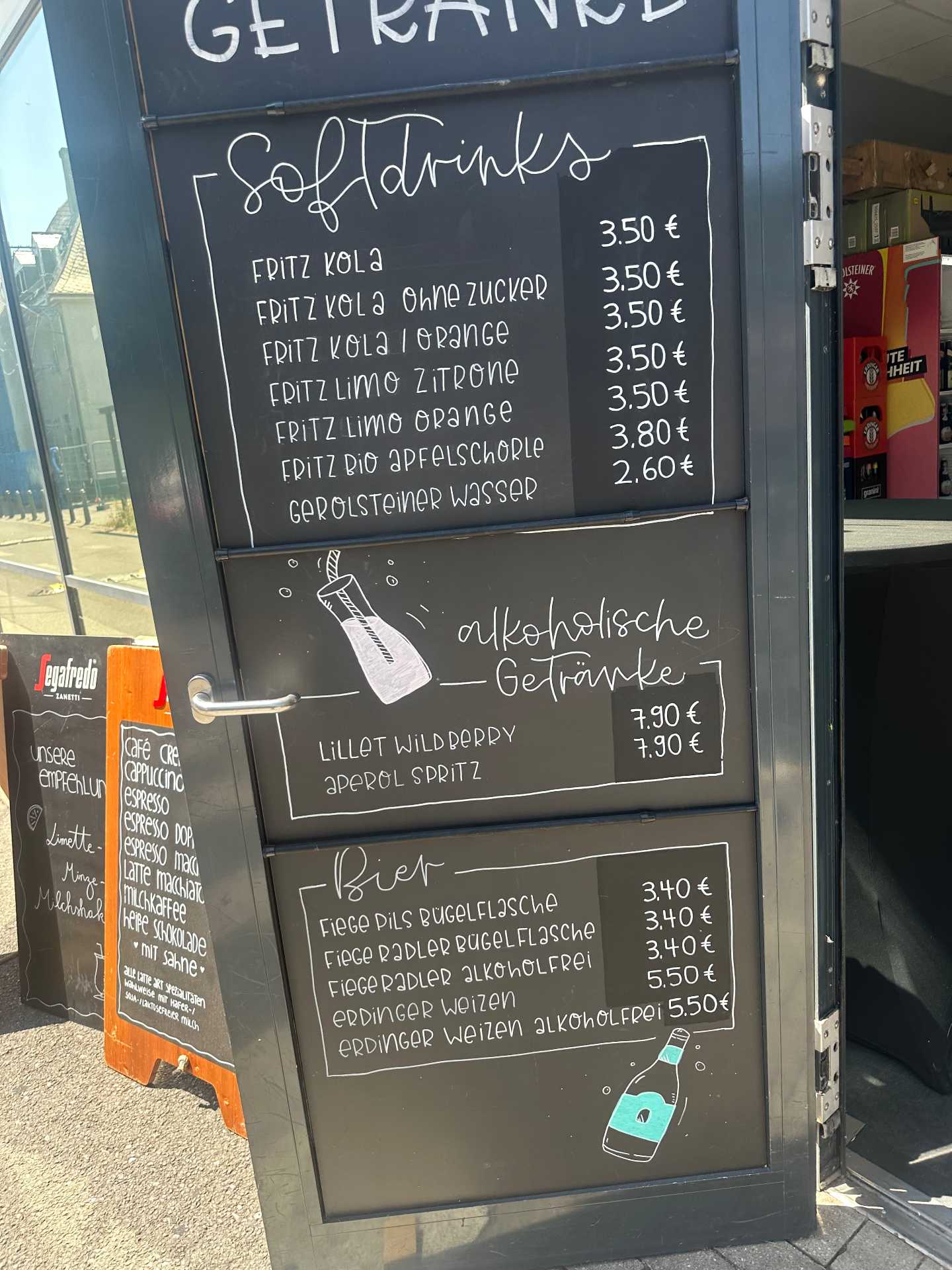 Getränkekarte mit Softdrinks, Aperitivo und Bier