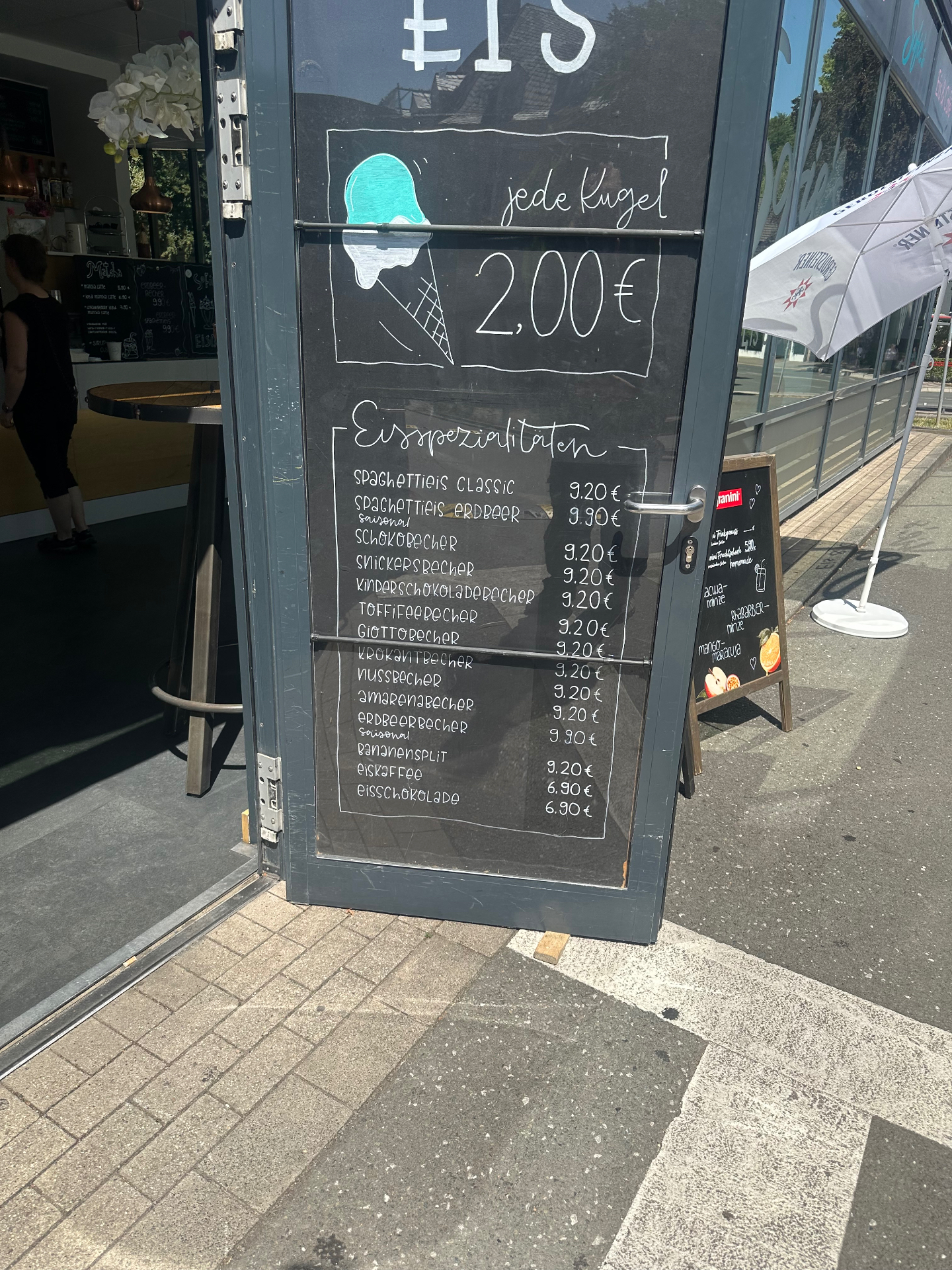 Tafel mit den Eisspezialitäten im Café