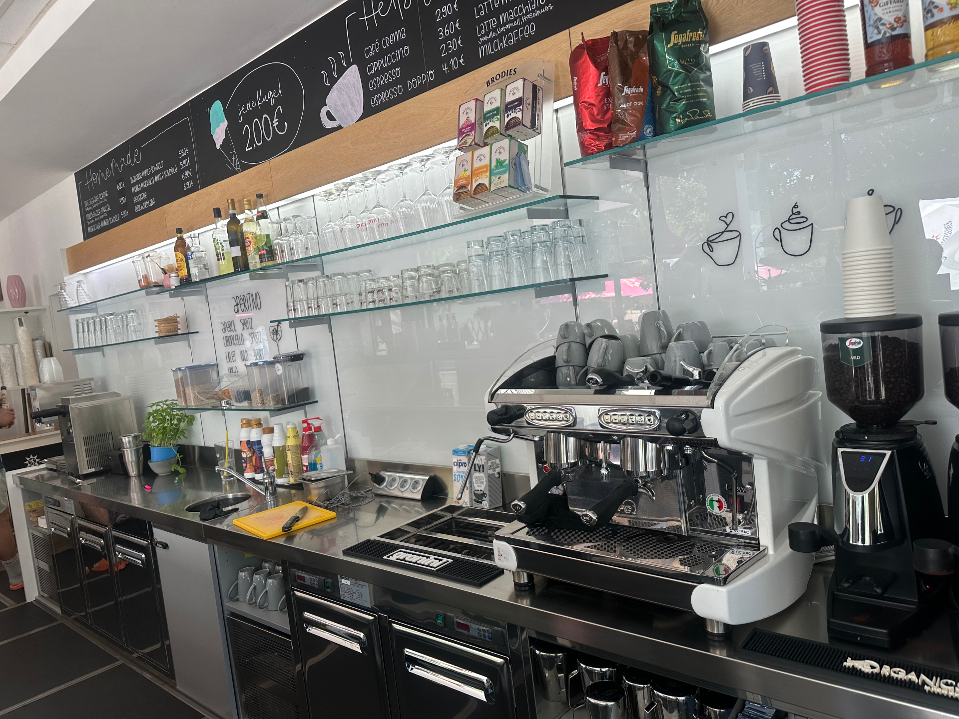 Unsere Kaffeebar mit Espressomaschine
